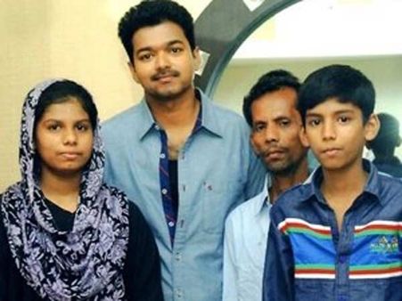 டீக்கடை தொழிலாளி மகளின் படிப்புச் செலவை ஏற்றார் நடிகர் விஜய்!