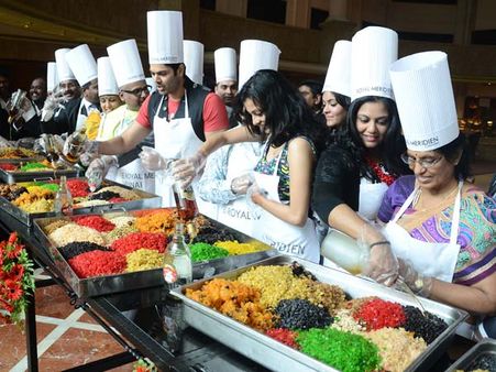 கேக் மிக்ஸிங்கில் கலக்கிய கணேஷ் வெங்கட்ராமன்.. மாடல் ஸ்வேதா!