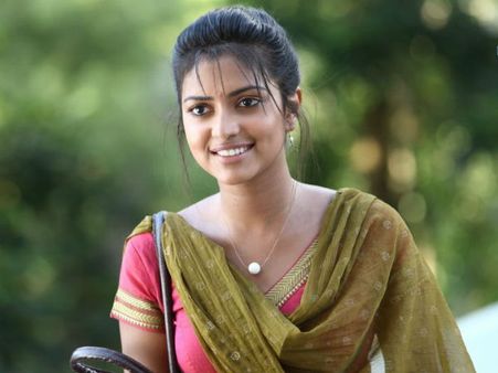 திருமணத்திற்குப் பின் மீண்டும் 'ஸ்கூல் யூனிபார்மை' கையில் எடுத்த அமலா பால்!