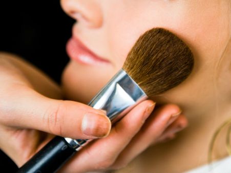 பெண் என்பதால் மேக்கப் கலைஞர்களை ஒதுக்கக் கூடாது: பாலிவுட்டுக்கு சுப்ரீம் கோர்ட் 'குட்டு'