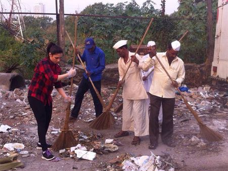 எடுடா துடைப்பத்தை, அள்ளுடா குப்பையை: சுத்தமான இந்தியா சவாலை ஏற்ற தமன்னா