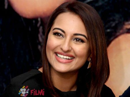 கே.ஆர்.கே.வை தலைகீழாக தொங்கவிட்டு 4 சாத்து சாத்தணும்: லிங்கா நாயகி சோனாக்ஷி