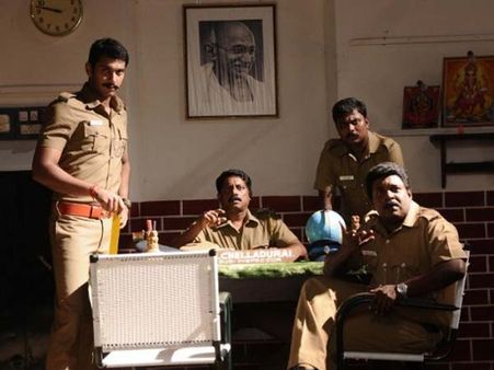 நாலு போலீசும் நல்லா இருந்த ஊரும்!