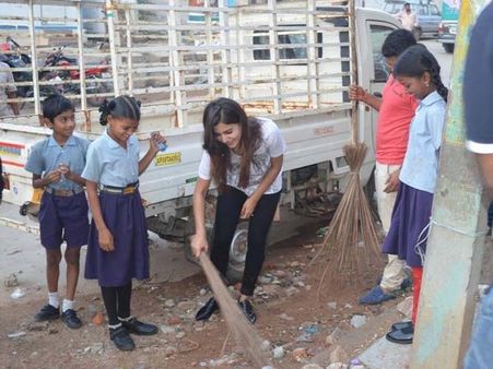 த்ரிஷாவுக்கு சமந்தா 'சுவச் பாரத்' சவால்: துடைப்பம் வேணுமா பாப்பா?