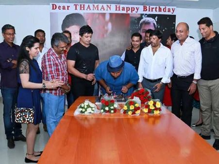 இசையமைப்பாளர் தமனுக்கு டொயோட்டோ ஃபார்ச்சூனர் கார் பரிசளித்த பிரசாந்த்