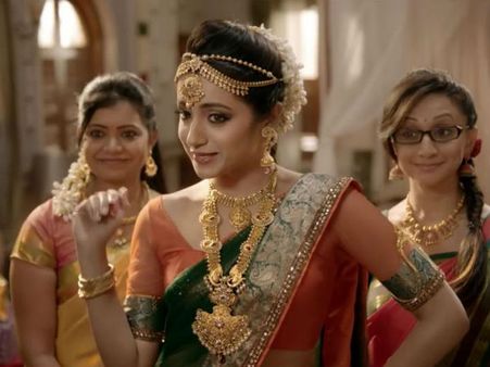 பட்டுப்புடவை, நகைகளில் மணப்பெண்ணாய் ஜொலிக்கும் த்ரிஷா!