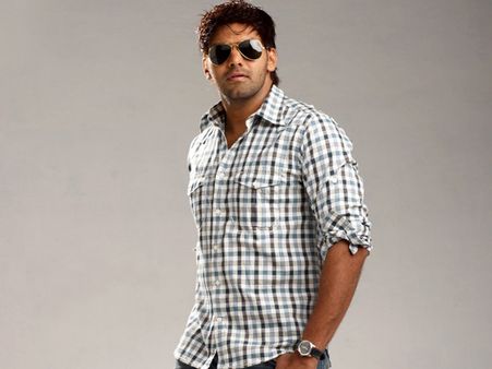 அஜீத் கட்-அவுட்டுக்கு பாலபிஷேகம் செய்த ஆர்யா