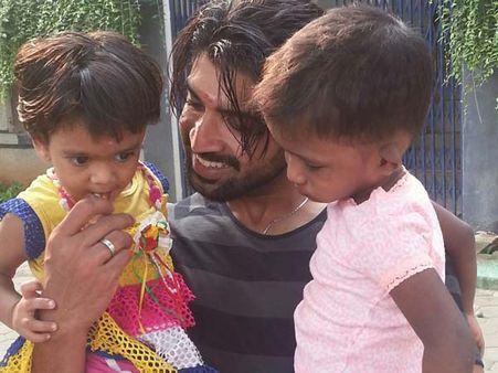 உதவும் கரங்கள் மையத்தில் பிறந்த நாள் கொண்டாடிய அருண் விஜய்