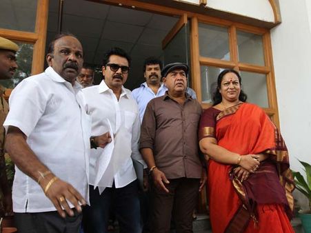 திருட்டு விசிடிக்கு எதிராக கடும் நடவடிக்கை வேண்டும் - சரத்குமார், நளினி போலீசில் மனு