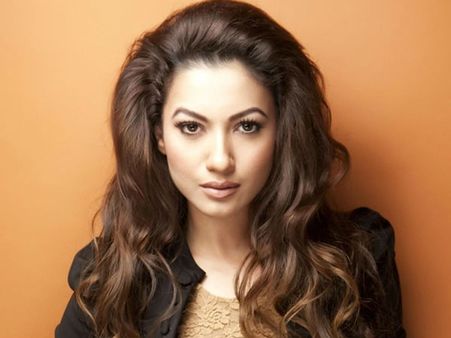 அரைகுறை ஆடை அணிந்த நடிகை கவ்ஹர் கானுக்கு பளார் விட்ட வாலிபர்