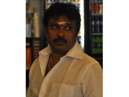 சின்ன படங்களின் விழாவுக்கு கூப்பிட்டால் கடன்காரனைப் போல பார்க்கிறார்கள் விஐபிகள் - பேரரசு