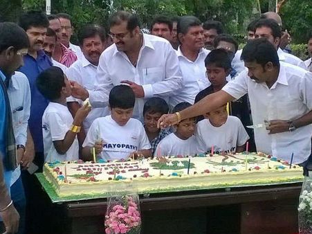 தசைச் சிதைவால் பாதிக்கப்பட்ட குழந்தைகளுடன் பிறந்த நாள் கொண்டாடிய நெப்போலியன்!