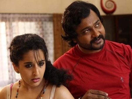 ரசிகர்களை தியேட்டருக்கு சுண்டி இழுக்கும் 'ஆ': மகிழ்ச்சியில் படக்குழு