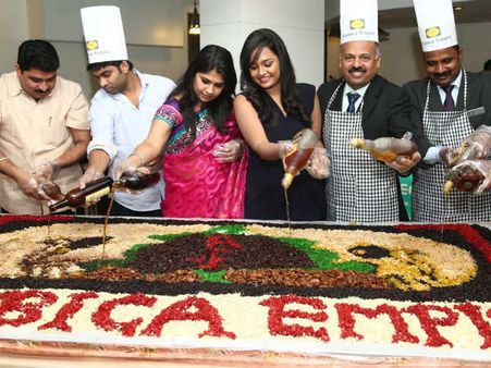 கேக் மிக்ஸிங்கில் அசத்திய வைஷாலி, விஜிதா!