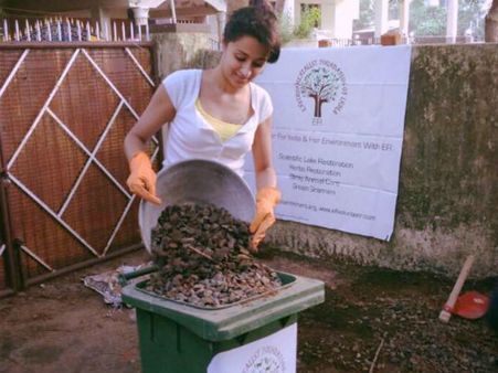 காலையிலேயே துடைப்பம், மம்பட்டியுடன் கிளம்பிய த்ரிஷா