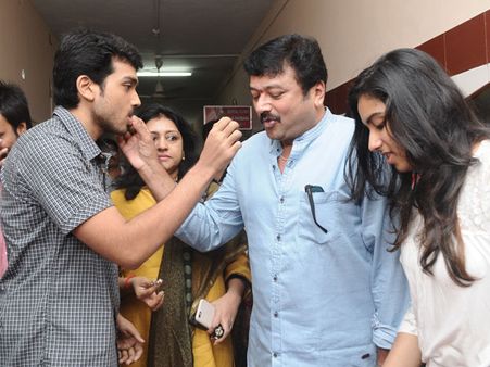 மகனது படப்பிடிப்பில் பிறந்த நாள் கொண்டாடிய ஜெயராம்!