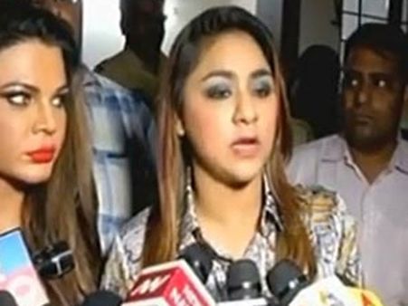 ஆசைக்கு இணங்க சொன்ன சினிமா இயக்குநர்… ஆடியோ ரிலீஸ் மேடையில் கன்னத்தில் அறைந்த நடிகை!!