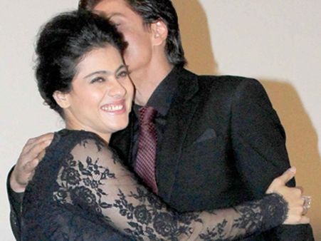 டிடிஎல்ஜே படத்தின் 1000வது வார கொண்டாட்டம்: கஜோலை கட்டிப்பிடித்து முத்தம் கொடுத்த ஷாருக்