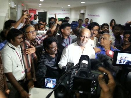 பாலச்சந்தர் நல்லாருக்கார்.. என்னைப் பார்த்தார்.. சிரித்தார்! - ரஜினி பேட்டி