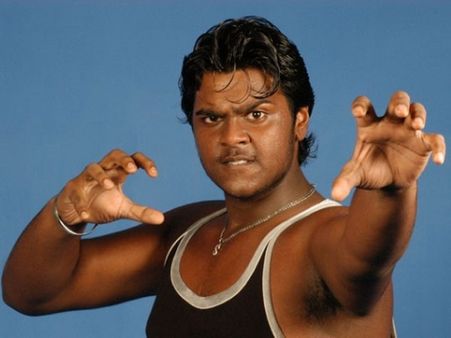 ஷண்முக பாண்டியன் கோபமாக விரல்களை மடக்கி கொடுக்கும் போஸ் இருக்கே... ஸ்ஸ்ஸ்ஸ்...