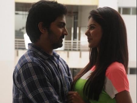 புதுமுக ஹீரோயினிடம் பளார், பளார்னு அறை வாங்கினேன்: வைபவ் பேட்டி