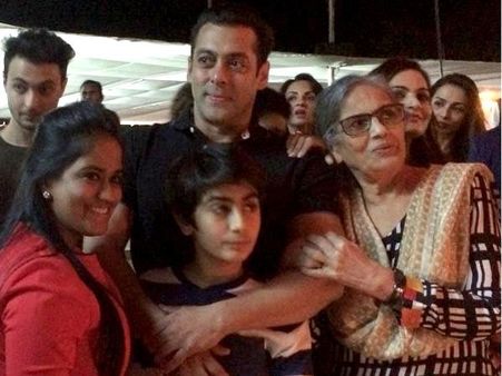 பிரியங்கா பாட, சோனாக்ஷி ஆட: சல்மான் பர்த்டே பார்ட்டியில் அடடா