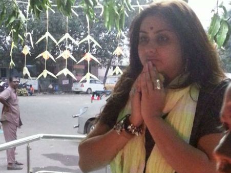 புத்தாண்டை ஒட்டி வேலூர் பாலமுருகன் கோவிலில் நமீதா வழிபாடு