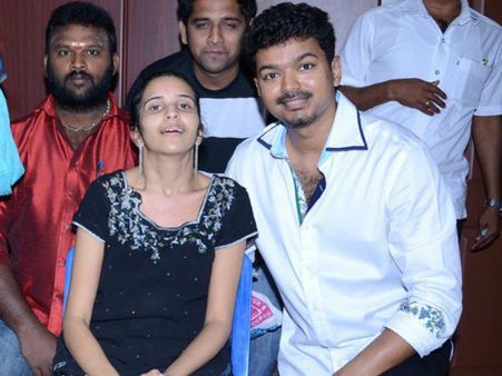 உயிருக்கு போராடும் ரசிகை... நேரில் சந்தித்து ஆறுதல் சொன்ன விஜய்!