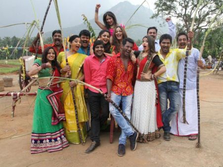 அழகான 3 அத்தைகளோடு பொங்கல் கொண்டாடிய ஆம்பள விஷால்