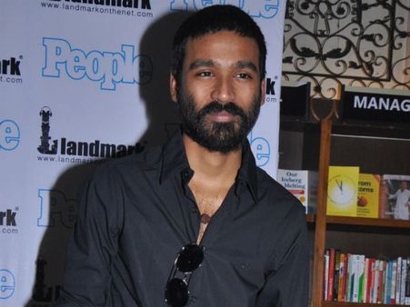 நான் தேடும் செவ்வந்தி பூ இது… இளையராஜா முன் பாடி அசத்திய தனுஷ்