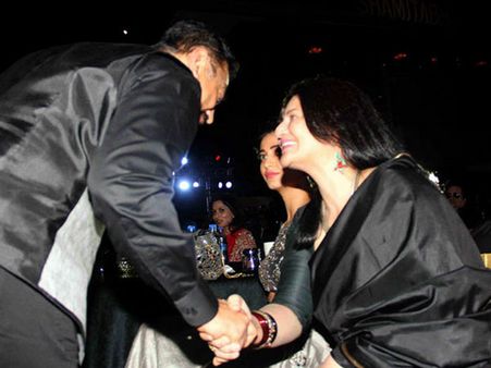 இளையராஜா விழாவில் சரிகாவின் கையை பிடித்த கமல், கண்கள் விரிய பார்த்த ஸ்ருதி