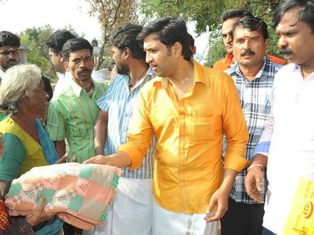 திருவண்ணாமலையில் ஆட்டோவில் கிரிவலம் வந்த சந்தானம்