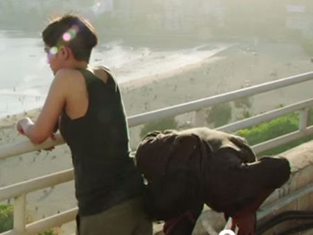 ஷமிதாபில் அக்ஷரா ஹாஸனின் பின்னழகை முத்தமிடும் தனுஷ்