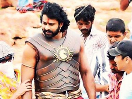 பாகுபலி படத்தின் 12 நிமிட காட்சிகள் இணையத்தில் லீக் ஆனது!