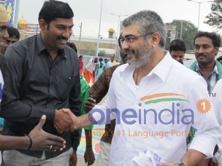 திருப்பதியில் சாமி தரிசனம் செய்த அஜீத்... ரசிகர்கள் அன்புப் பரிசை ஏற்றுக் கொண்டார்