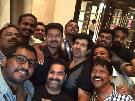 ஐ 'வெற்றி விருந்து'.... செம குஷியில் விஜய், விக்ரம், ஷங்கர்!