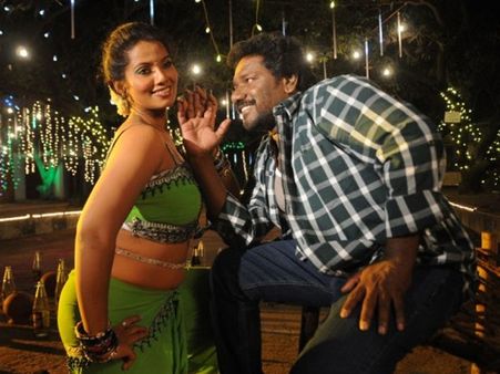 ப்ளூ கலர் ஜீன்ஸு... வெளுத்துப் போன டி சர்ட்.. வெள்ளைக் கலர் ஷூ.. மறுபடியும் கருணாஸ் ஹீரோ!