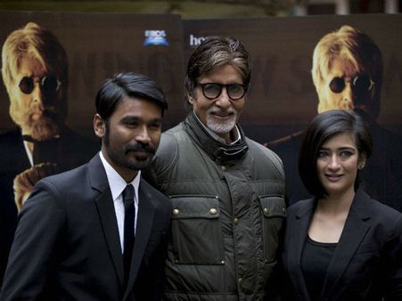 சூப்பர் ஸ்டாராகும் பஸ் கண்டக்டர் தனுஷ்: ரஜினியின் வாழ்க்கை தான் 'ஷமிதாப்' கதையா?