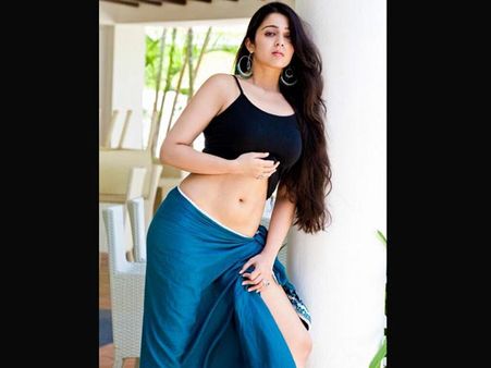 போட்டோவுக்கு போஸ் கொடுத்தபோது நடிகை சார்மியிடம் வாலிபர் செய்த வேலைய பாருங்க..!