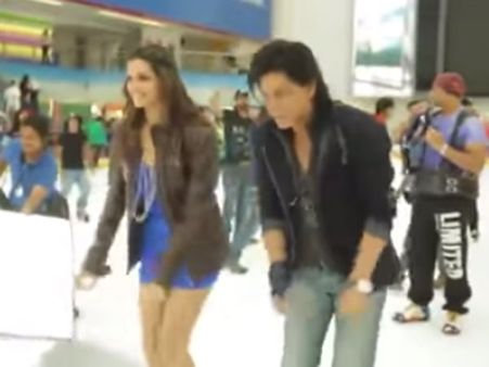 'குட்டி' ரசிகைக்காக லுங்கி டான்ஸ் ஆடிய ஷாருக்கான், தீபிகா