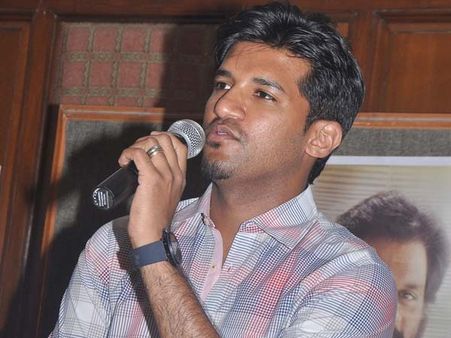 தனுஷ் படத்தில் காக்கிச்சட்டை போட்டு அறிமுகமாகும் ‘விஜய்’!