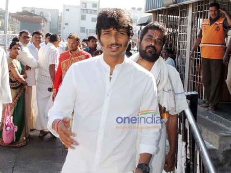 திருமலையில் சாமி கும்பிட்டார் நடிகர் ஜீவா