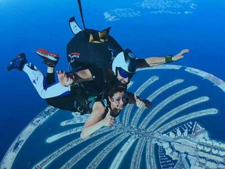 பறக்கப் பறக்க பயமா இருந்துச்சுடா பரமா... அந்தரத்தில் மிதந்த ராய் லட்சுமி!