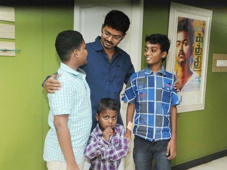 3 'குட்டி' ரசிகர்களின் கடைசி ஆசையை நிறைவேற்றிய விஜய்