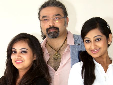 இந்தியர்களும், பாகிஸ்தானியர்களும் அண்ணன் தம்பியாக.. கையோடு கை கோர்த்து... இங்கல்ல துபாயில்!