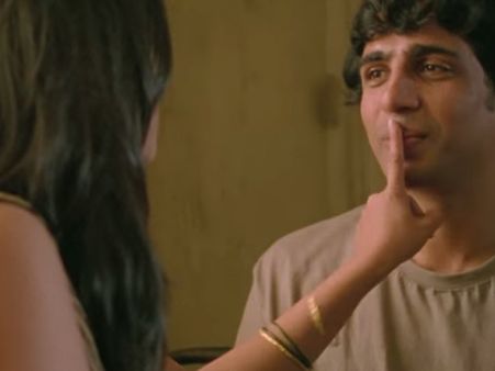 இருக்கு... ஆனா வேற மாதிரி இருக்கு... கண்ணடித்து காமத்தனமாக சிரிக்கும் Hunterrr!