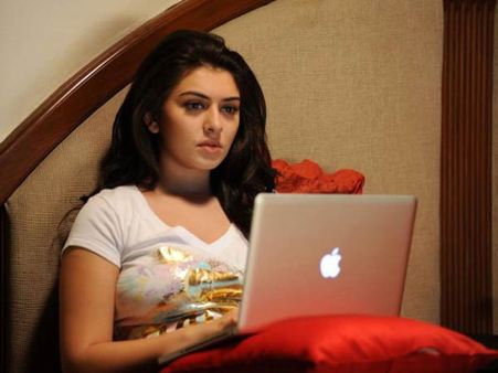 சினிமாக்காரன் சாலை- 8: தொடர்ந்து குளித்துக்கொண்டே இருக்கிறார் ஹன்சிகா மோத்வானி!