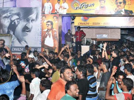 சினிமாக்காரன் சாலை-9: '…அதுவரை, திருட்டு விசிடியில தாராளமா படம் பாருங்க, தப்பில்ல!’