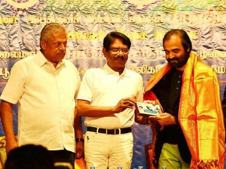 அபூர்வ ராகம்... அபுதாபியில் கே பாலச்சந்தருக்கு புகழஞ்சலி.. பாரதிராஜா பங்கேற்றார்!