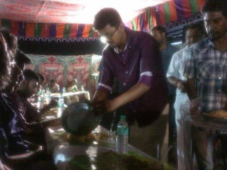 தலை வாழை இலையில் சூடான பிரியாணி.... விருந்து வைத்த 